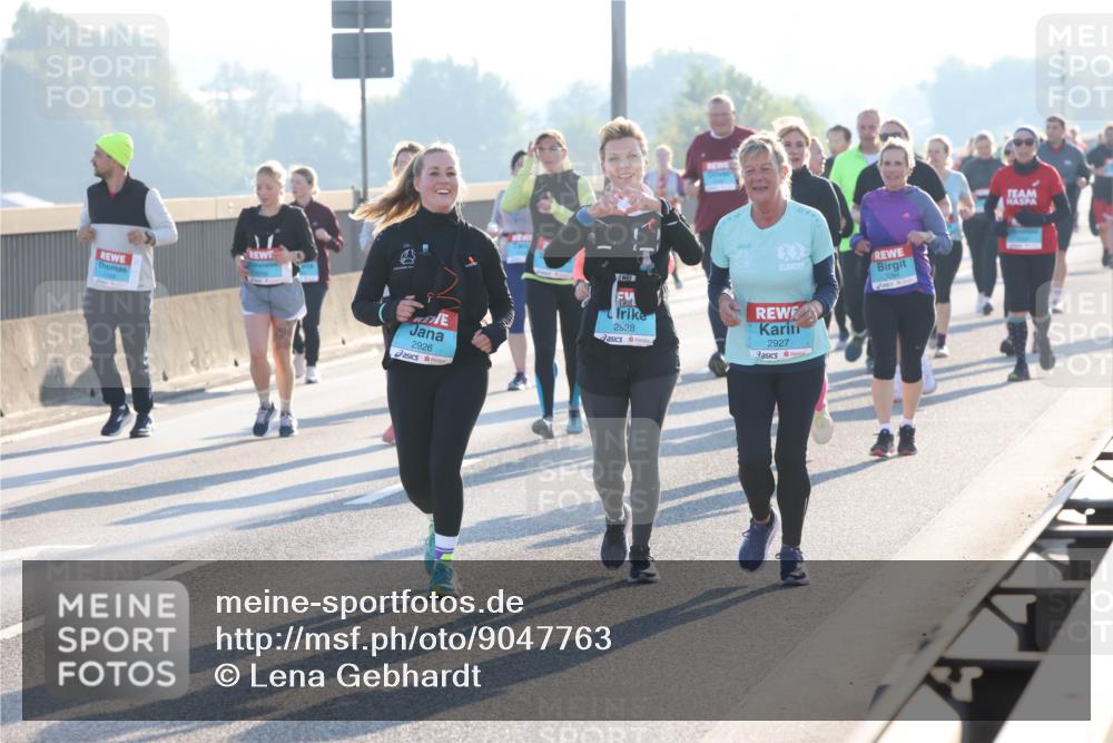03.10.2025 - Köhlbrandbrückenlauf Lena Gebhardt http://msf.ph/oto/9047763 03.10.2025 09:29:54 Position 1 2926, 2528, 2927 meine-sportfotos.de
