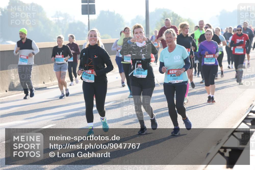03.10.2025 - Köhlbrandbrückenlauf Lena Gebhardt http://msf.ph/oto/9047767 03.10.2025 09:29:55 Position 1 2926, 2928, 2927 meine-sportfotos.de