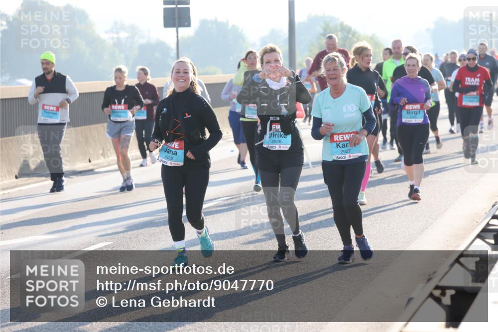 03.10.2025 - Köhlbrandbrückenlauf Lena Gebhardt http://msf.ph/oto/9047770 03.10.2025 09:29:55 Position 1 2926, 2928, 2927 meine-sportfotos.de