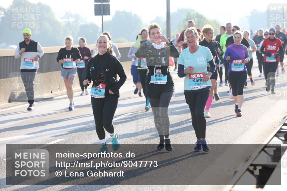 03.10.2025 - Köhlbrandbrückenlauf Lena Gebhardt http://msf.ph/oto/9047773 03.10.2025 09:29:55 Position 1 2926, 2928, 2927 meine-sportfotos.de