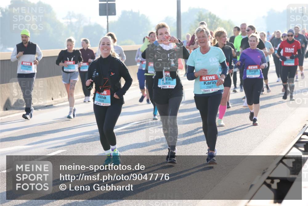 03.10.2025 - Köhlbrandbrückenlauf Lena Gebhardt http://msf.ph/oto/9047776 03.10.2025 09:29:55 Position 1 2928, 2927, 2926 meine-sportfotos.de