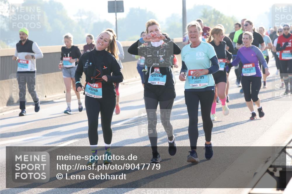 03.10.2025 - Köhlbrandbrückenlauf Lena Gebhardt http://msf.ph/oto/9047779 03.10.2025 09:29:55 Position 1 2926, 2928, 2927 meine-sportfotos.de