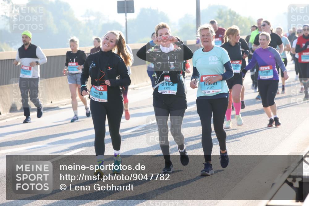 03.10.2025 - Köhlbrandbrückenlauf Lena Gebhardt http://msf.ph/oto/9047782 03.10.2025 09:29:55 Position 1 2926, 2928, 2927 meine-sportfotos.de