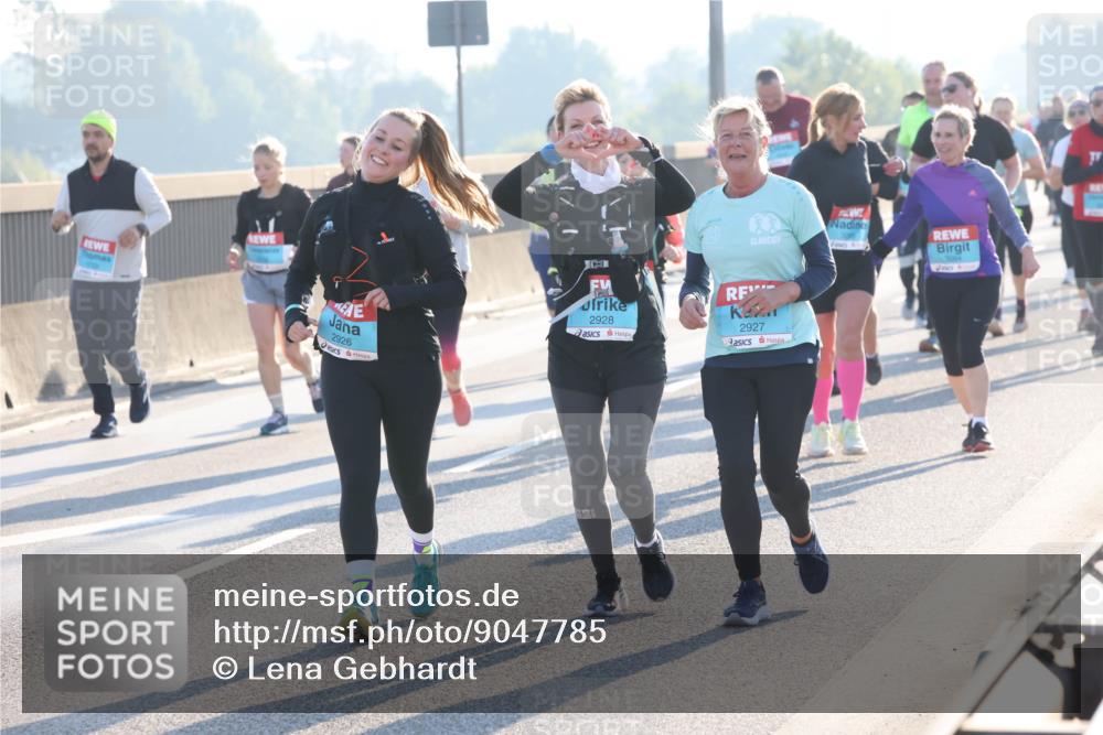 03.10.2025 - Köhlbrandbrückenlauf Lena Gebhardt http://msf.ph/oto/9047785 03.10.2025 09:29:55 Position 1 2926, 2928, 2927 meine-sportfotos.de