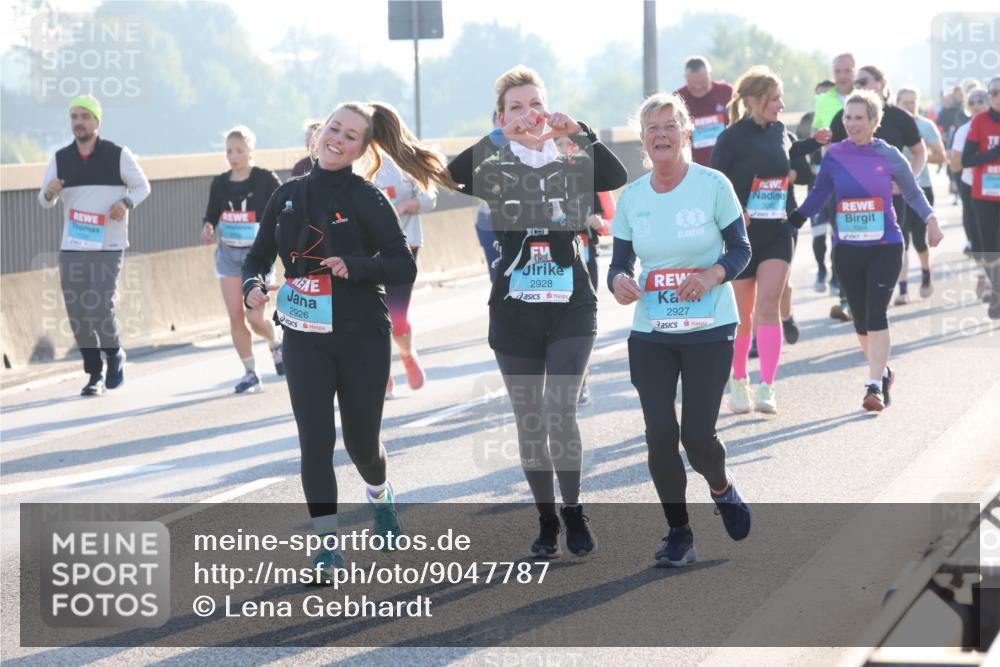 03.10.2025 - Köhlbrandbrückenlauf Lena Gebhardt http://msf.ph/oto/9047787 03.10.2025 09:29:55 Position 1 2926, 2928, 2927 meine-sportfotos.de