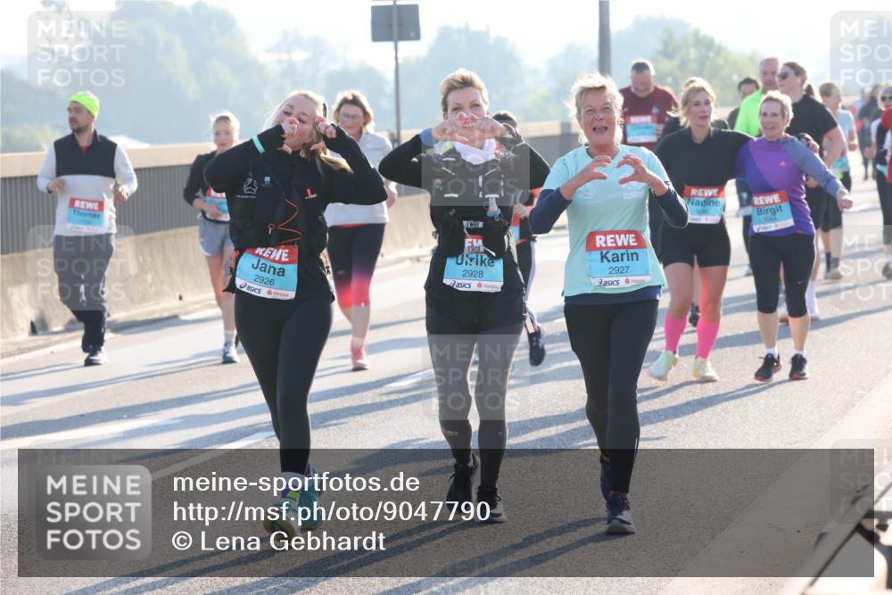 03.10.2025 - Köhlbrandbrückenlauf Lena Gebhardt http://msf.ph/oto/9047790 03.10.2025 09:29:56 Position 1 2926, 2928, 2927 meine-sportfotos.de