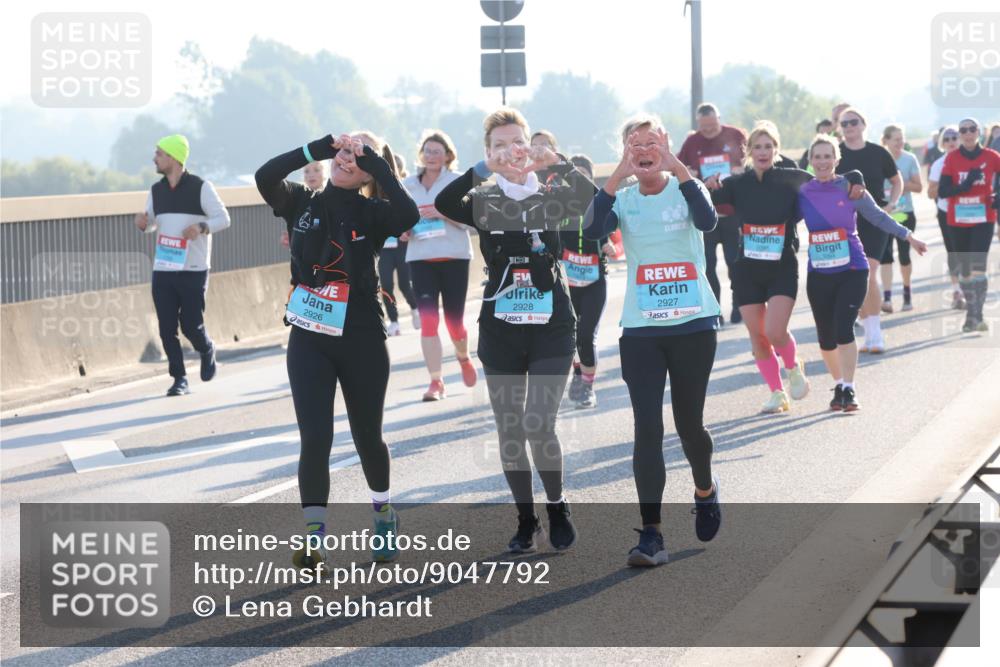 03.10.2025 - Köhlbrandbrückenlauf Lena Gebhardt http://msf.ph/oto/9047792 03.10.2025 09:29:56 Position 1 2926, 2928, 2927 meine-sportfotos.de