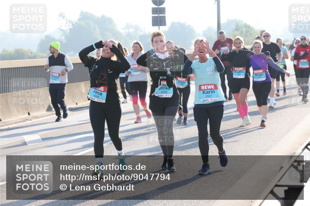 03.10.2025 - Köhlbrandbrückenlauf Lena Gebhardt http://msf.ph/oto/9047794 03.10.2025 09:29:56 Position 1 2926, 2928, 2927 meine-sportfotos.de