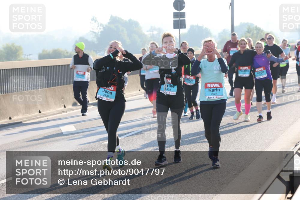 03.10.2025 - Köhlbrandbrückenlauf Lena Gebhardt http://msf.ph/oto/9047797 03.10.2025 09:29:56 Position 1 928, 2926, 2927 meine-sportfotos.de