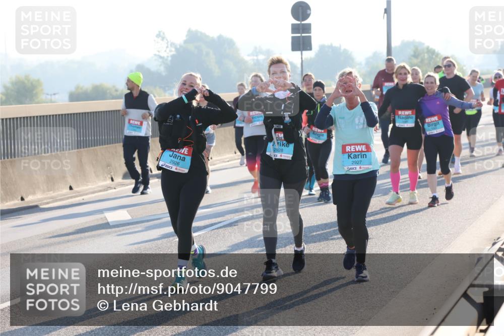 03.10.2025 - Köhlbrandbrückenlauf Lena Gebhardt http://msf.ph/oto/9047799 03.10.2025 09:29:56 Position 1 2926, 2928, 2927 meine-sportfotos.de