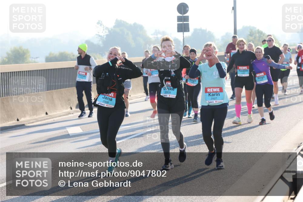 03.10.2025 - Köhlbrandbrückenlauf Lena Gebhardt http://msf.ph/oto/9047802 03.10.2025 09:29:56 Position 1 2926, 2928, 2927 meine-sportfotos.de