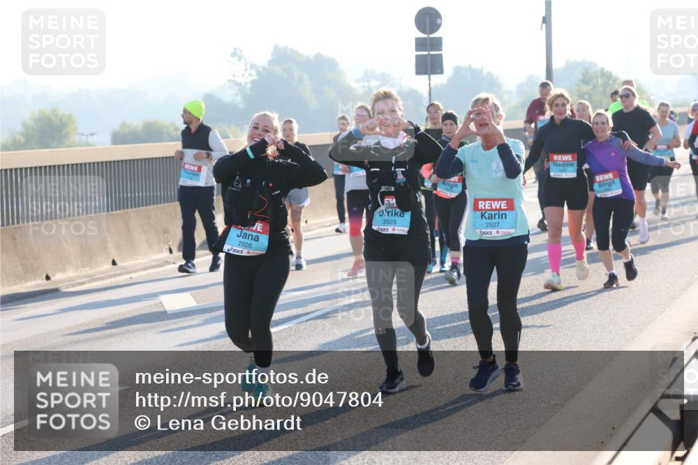 03.10.2025 - Köhlbrandbrückenlauf Lena Gebhardt http://msf.ph/oto/9047804 03.10.2025 09:29:57 Position 1 2926, 2928, 2927 meine-sportfotos.de