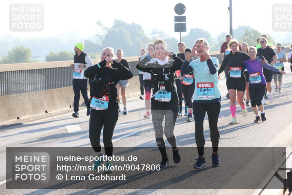 03.10.2025 - Köhlbrandbrückenlauf Lena Gebhardt http://msf.ph/oto/9047806 03.10.2025 09:29:57 Position 1 2926, 2928, 2927 meine-sportfotos.de