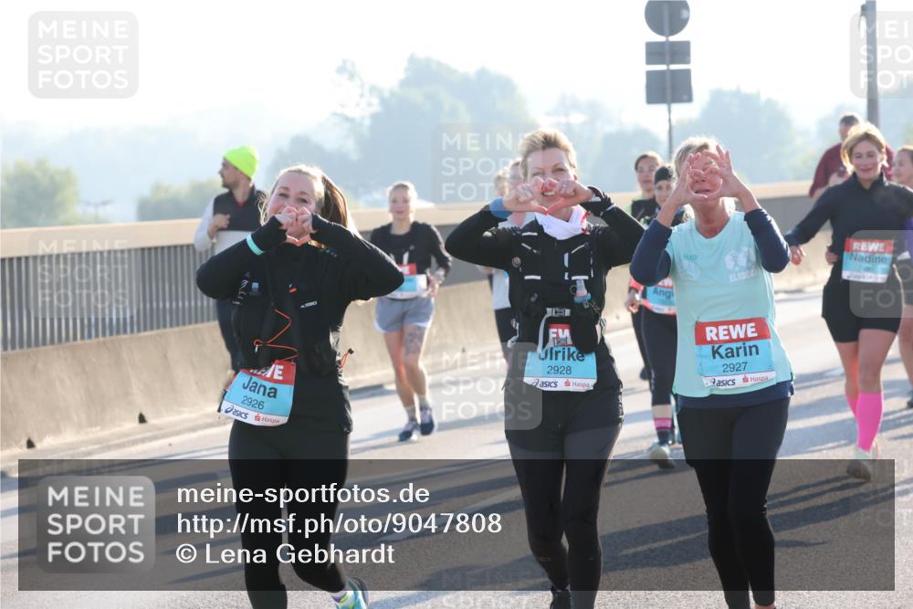 03.10.2025 - Köhlbrandbrückenlauf Lena Gebhardt http://msf.ph/oto/9047808 03.10.2025 09:29:57 Position 1 2926, 2928, 2927 meine-sportfotos.de