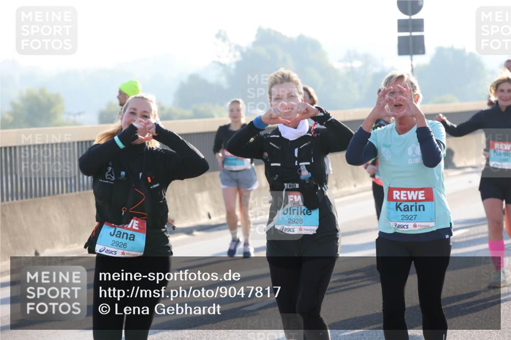 03.10.2025 - Köhlbrandbrückenlauf Lena Gebhardt http://msf.ph/oto/9047817 03.10.2025 09:29:57 Position 1 2926, 2928, 2927 meine-sportfotos.de