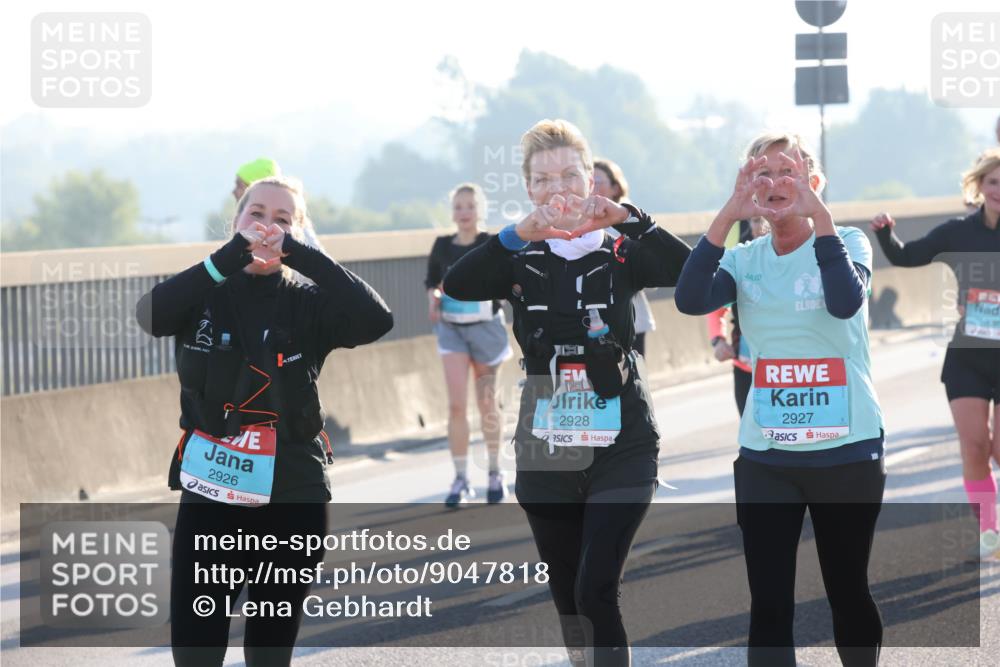 03.10.2025 - Köhlbrandbrückenlauf Lena Gebhardt http://msf.ph/oto/9047818 03.10.2025 09:29:57 Position 1 2926, 2928, 2927 meine-sportfotos.de