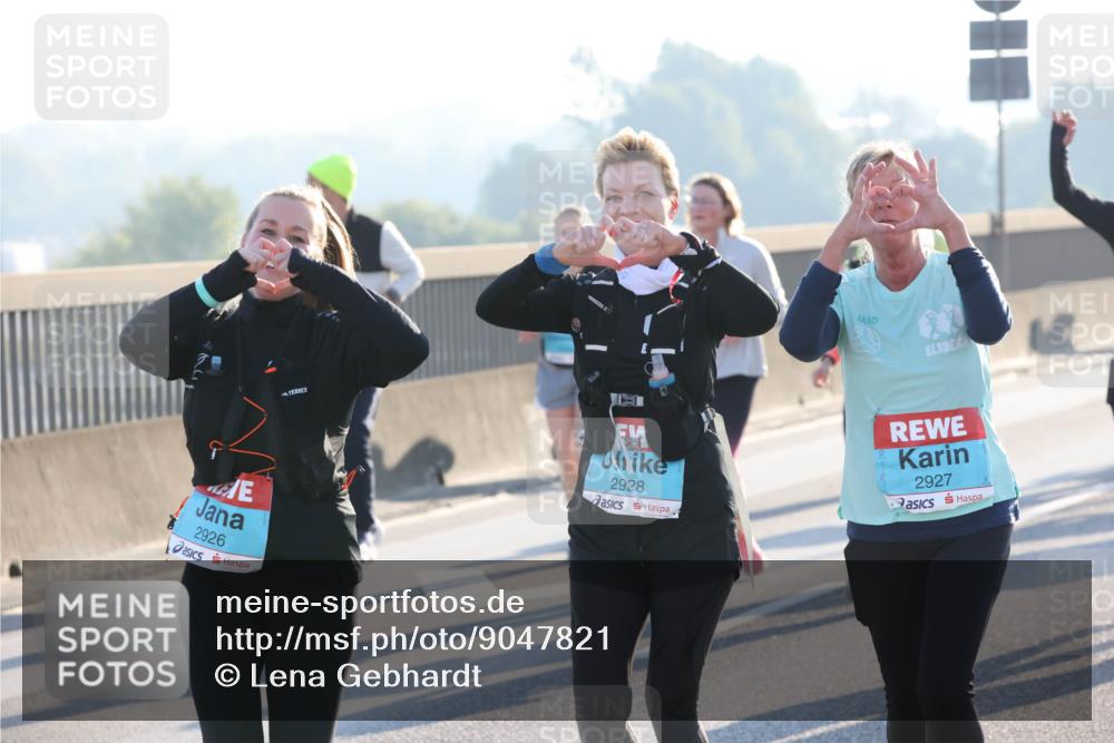 03.10.2025 - Köhlbrandbrückenlauf Lena Gebhardt http://msf.ph/oto/9047821 03.10.2025 09:29:58 Position 1 2926, 2928, 2927 meine-sportfotos.de