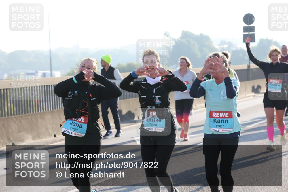03.10.2025 - Köhlbrandbrückenlauf Lena Gebhardt http://msf.ph/oto/9047822 03.10.2025 09:29:58 Position 1 2926, 2928, 2927 meine-sportfotos.de