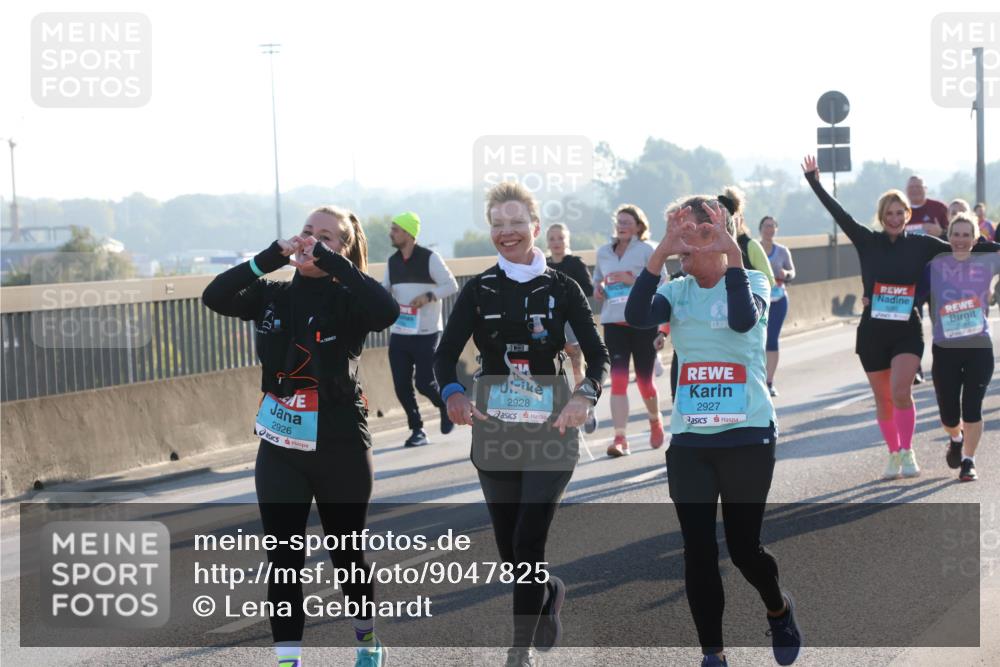 03.10.2025 - Köhlbrandbrückenlauf Lena Gebhardt http://msf.ph/oto/9047825 03.10.2025 09:29:58 Position 1 2926, 2928, 2927 meine-sportfotos.de