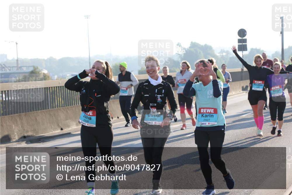 03.10.2025 - Köhlbrandbrückenlauf Lena Gebhardt http://msf.ph/oto/9047827 03.10.2025 09:29:58 Position 1 2926, 2928, 2927 meine-sportfotos.de