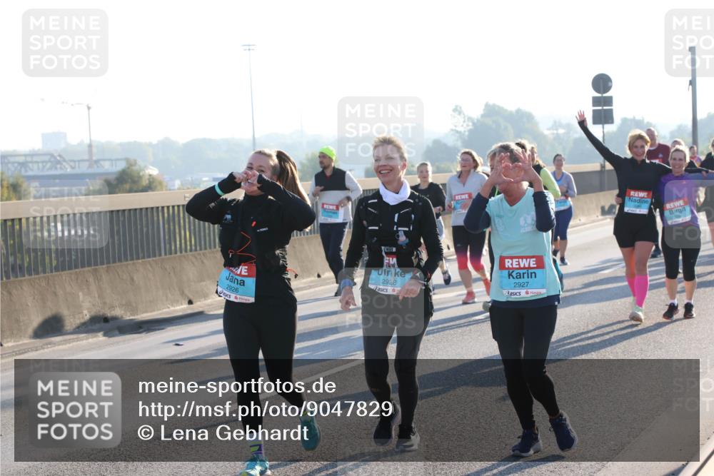 03.10.2025 - Köhlbrandbrückenlauf Lena Gebhardt http://msf.ph/oto/9047829 03.10.2025 09:29:58 Position 1 2926, 2928, 2927 meine-sportfotos.de