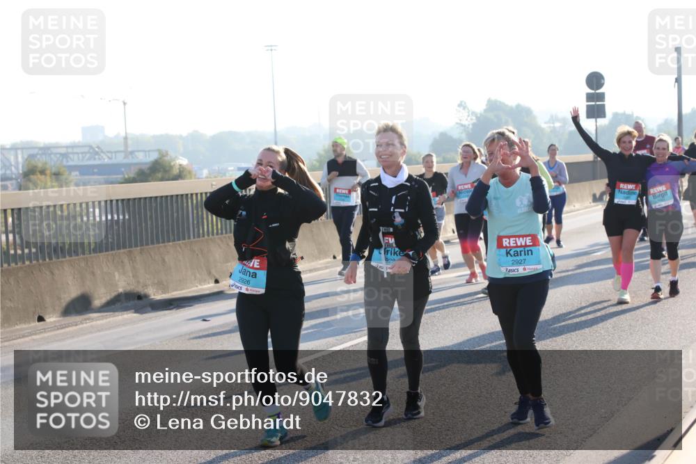 03.10.2025 - Köhlbrandbrückenlauf Lena Gebhardt http://msf.ph/oto/9047832 03.10.2025 09:29:58 Position 1 2926, 928, 2927 meine-sportfotos.de