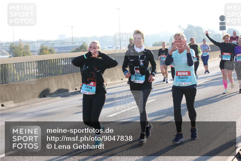 03.10.2025 - Köhlbrandbrückenlauf Lena Gebhardt http://msf.ph/oto/9047838 03.10.2025 09:29:59 Position 1 2926, 2928, 2927 meine-sportfotos.de