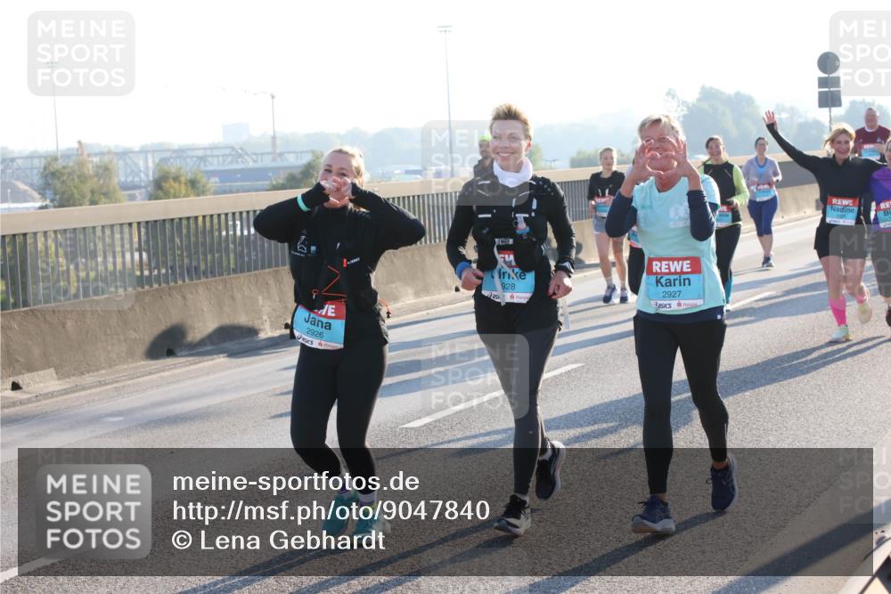 03.10.2025 - Köhlbrandbrückenlauf Lena Gebhardt http://msf.ph/oto/9047840 03.10.2025 09:29:59 Position 1 2926, 928, 2927 meine-sportfotos.de