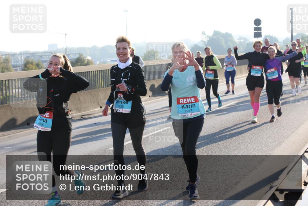 03.10.2025 - Köhlbrandbrückenlauf Lena Gebhardt http://msf.ph/oto/9047843 03.10.2025 09:29:59 Position 1 2926, 2928, 2927 meine-sportfotos.de