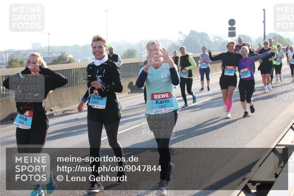 03.10.2025 - Köhlbrandbrückenlauf Lena Gebhardt http://msf.ph/oto/9047844 03.10.2025 09:29:59 Position 1 2926, 2928, 2927 meine-sportfotos.de