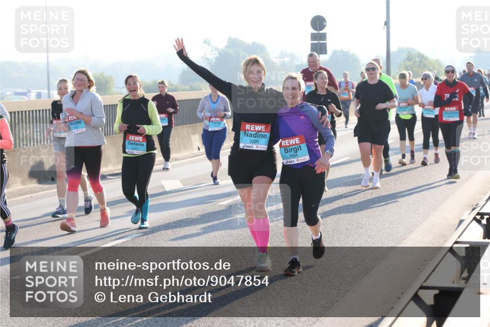 03.10.2025 - Köhlbrandbrückenlauf Lena Gebhardt http://msf.ph/oto/9047854 03.10.2025 09:30:00 Position 1 2199, 2547, 3095, 3094 meine-sportfotos.de