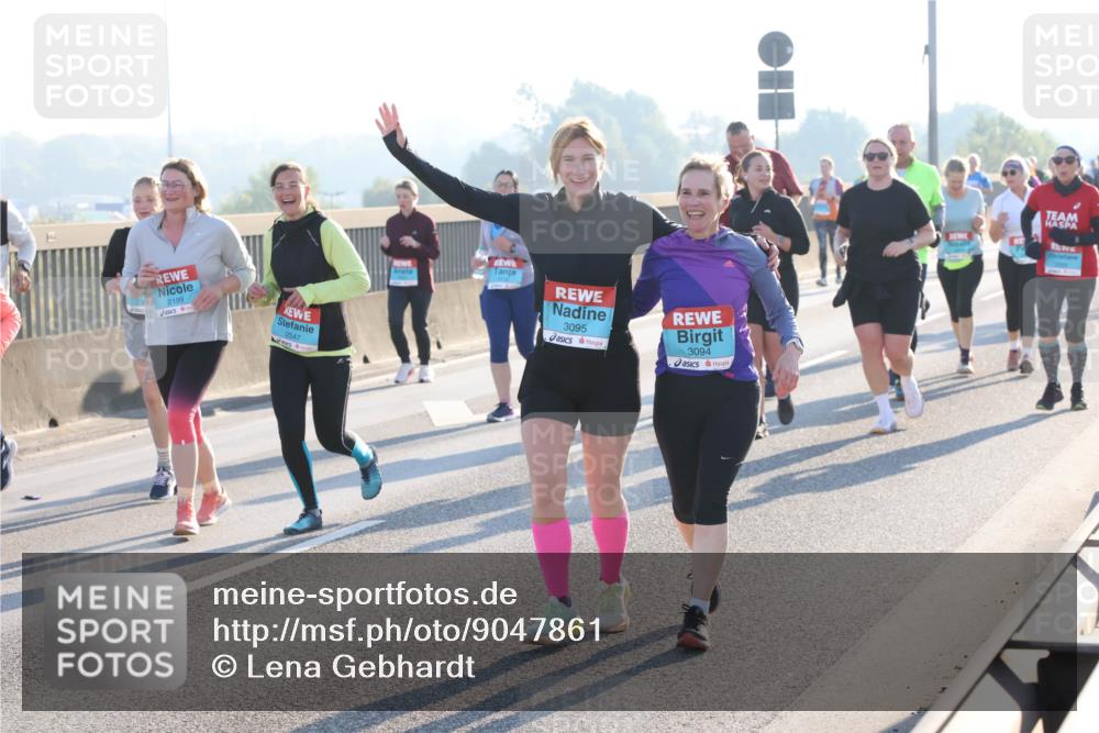 03.10.2025 - Köhlbrandbrückenlauf Lena Gebhardt http://msf.ph/oto/9047861 03.10.2025 09:30:01 Position 1 2199, 2547, 3095, 3094 meine-sportfotos.de
