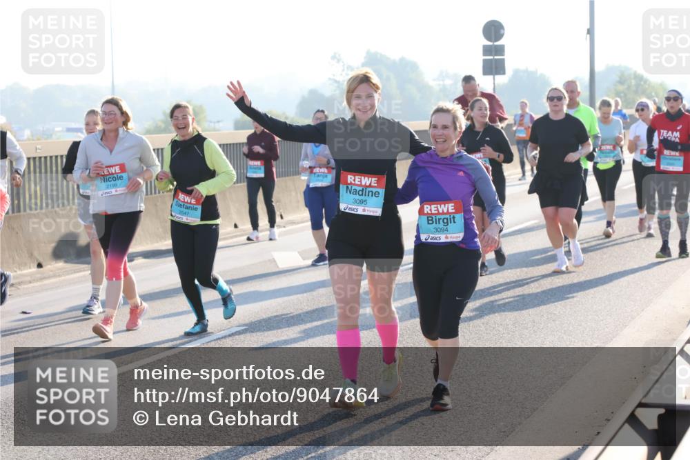 03.10.2025 - Köhlbrandbrückenlauf Lena Gebhardt http://msf.ph/oto/9047864 03.10.2025 09:30:01 Position 1 2199, 2547, 3095, 3094 meine-sportfotos.de