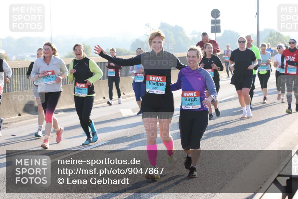 03.10.2025 - Köhlbrandbrückenlauf Lena Gebhardt http://msf.ph/oto/9047867 03.10.2025 09:30:01 Position 1 2199, 2547, 3095, 3094 meine-sportfotos.de