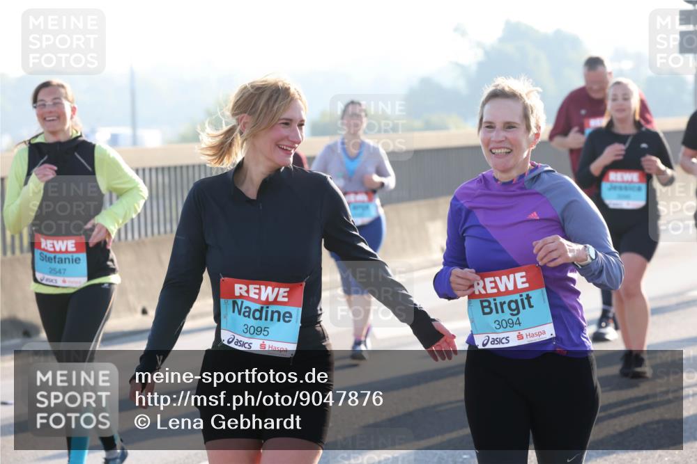 03.10.2025 - Köhlbrandbrückenlauf Lena Gebhardt http://msf.ph/oto/9047876 03.10.2025 09:30:02 Position 1 2547, 3095, 3094 meine-sportfotos.de