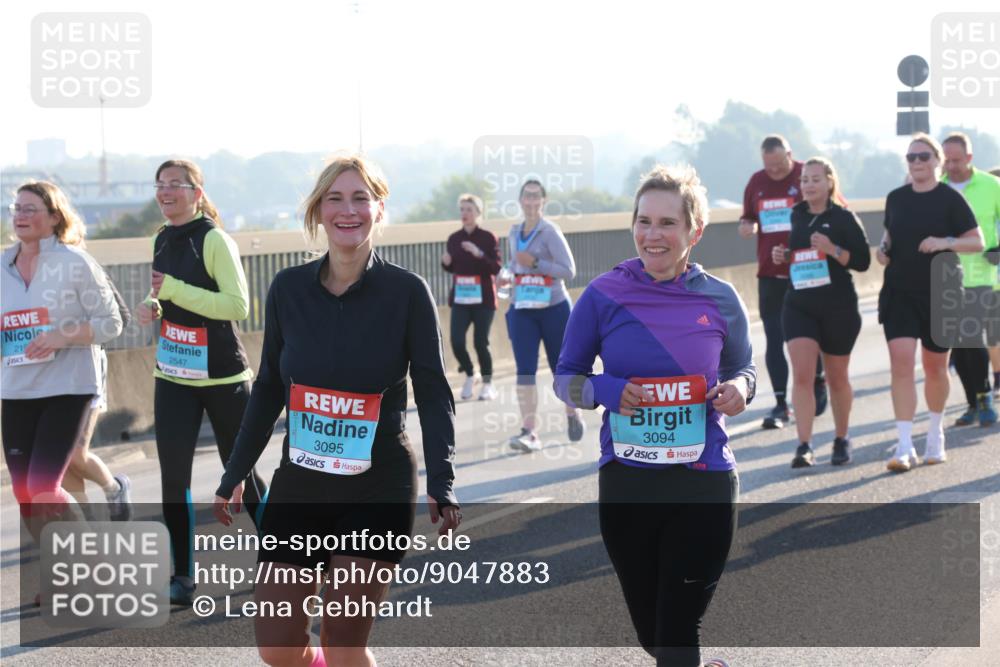 03.10.2025 - Köhlbrandbrückenlauf Lena Gebhardt http://msf.ph/oto/9047883 03.10.2025 09:30:02 Position 1 219, 2547, 3095, 3094 meine-sportfotos.de