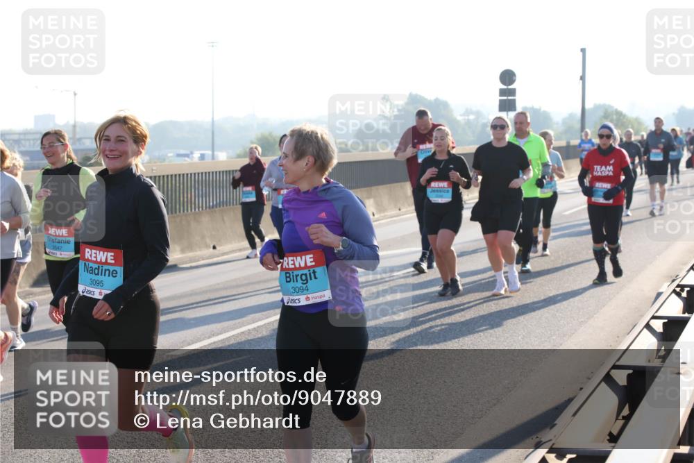03.10.2025 - Köhlbrandbrückenlauf Lena Gebhardt http://msf.ph/oto/9047889 03.10.2025 09:30:02 Position 1 2547, 3095, 3094 meine-sportfotos.de