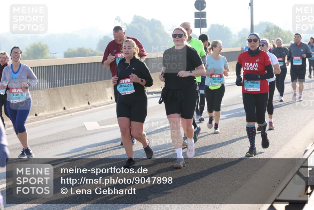 03.10.2025 - Köhlbrandbrückenlauf Lena Gebhardt http://msf.ph/oto/9047898 03.10.2025 09:30:03 Position 1 2530, 3098, 2894, 2565 meine-sportfotos.de