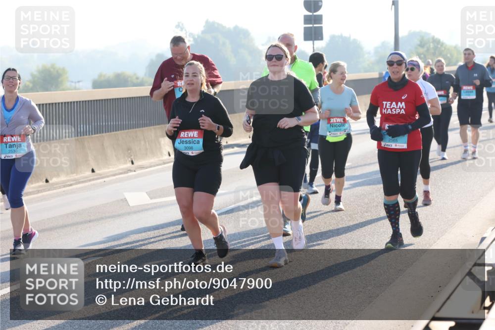 03.10.2025 - Köhlbrandbrückenlauf Lena Gebhardt http://msf.ph/oto/9047900 03.10.2025 09:30:03 Position 1 2530, 3098, 2565 meine-sportfotos.de