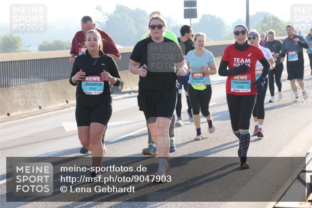 03.10.2025 - Köhlbrandbrückenlauf Lena Gebhardt http://msf.ph/oto/9047903 03.10.2025 09:30:03 Position 1 3098, 2894, 2565 meine-sportfotos.de