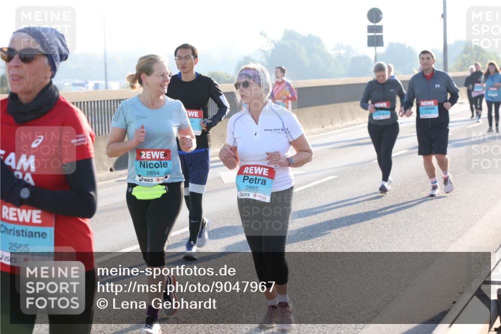 03.10.2025 - Köhlbrandbrückenlauf Lena Gebhardt http://msf.ph/oto/9047967 03.10.2025 09:30:07 Position 1 2565, 2894, 2895 meine-sportfotos.de