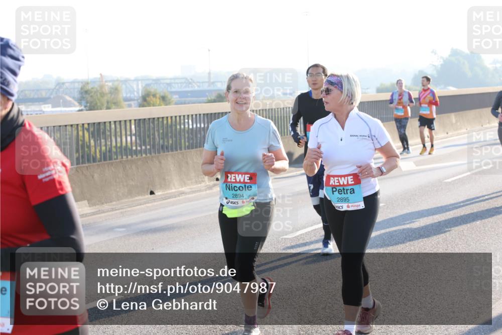 03.10.2025 - Köhlbrandbrückenlauf Lena Gebhardt http://msf.ph/oto/9047987 03.10.2025 09:30:08 Position 1 2894, 2895 meine-sportfotos.de