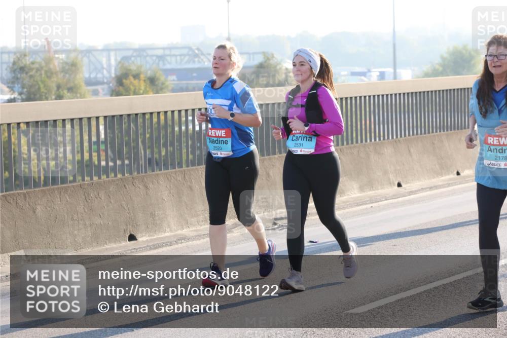 03.10.2025 - Köhlbrandbrückenlauf Lena Gebhardt http://msf.ph/oto/9048122 03.10.2025 09:30:17 Position 1 2520, 2531, 2178 meine-sportfotos.de