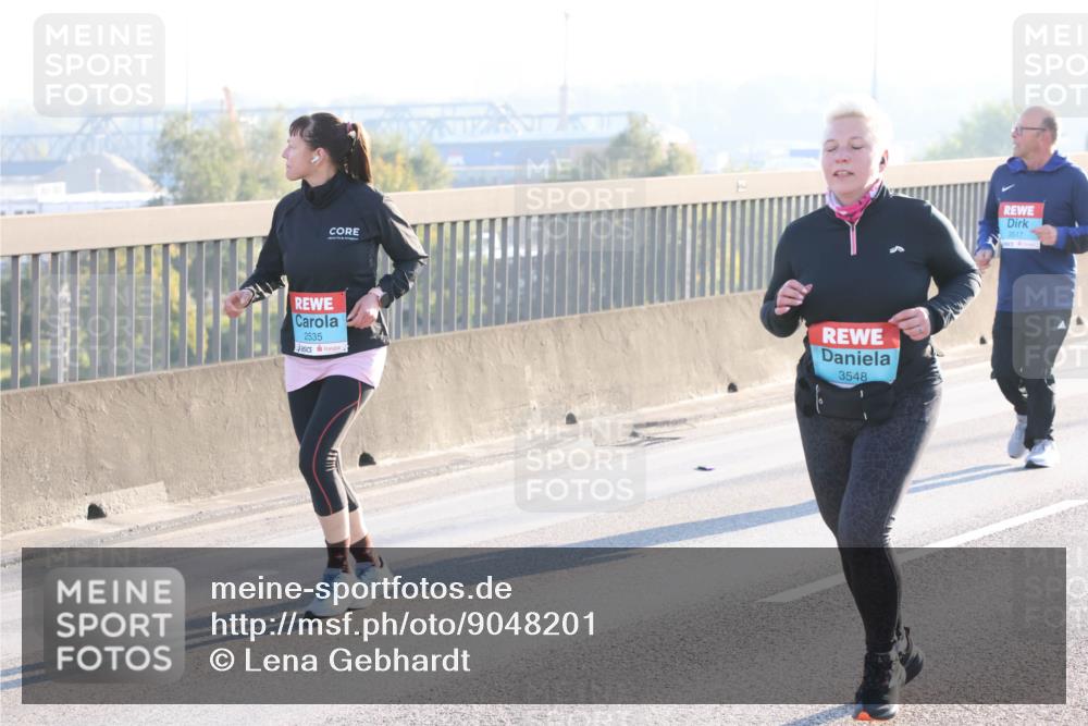 03.10.2025 - Köhlbrandbrückenlauf Lena Gebhardt http://msf.ph/oto/9048201 03.10.2025 09:30:20 Position 1 2535, 3548, 3517 meine-sportfotos.de