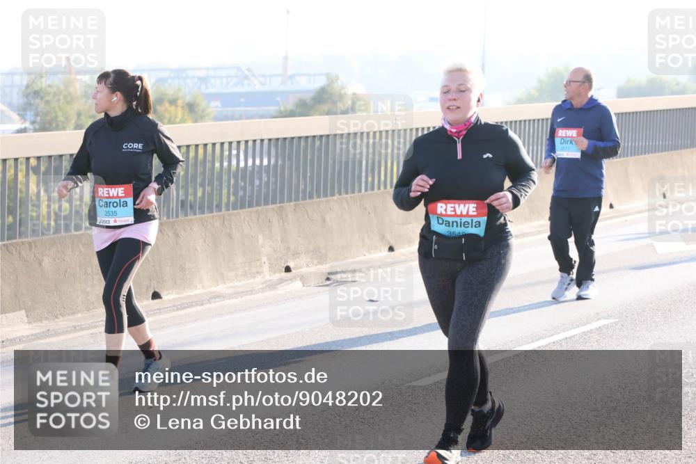 03.10.2025 - Köhlbrandbrückenlauf Lena Gebhardt http://msf.ph/oto/9048202 03.10.2025 09:30:20 Position 1 2535, 3549, 3517 meine-sportfotos.de