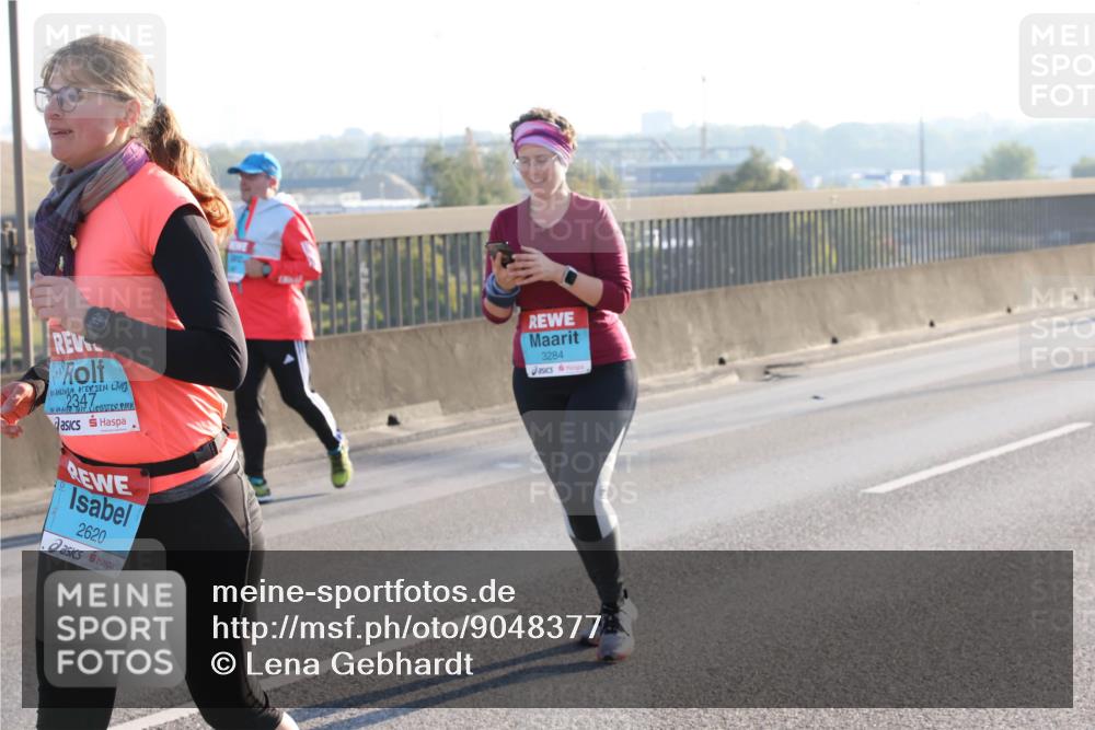 03.10.2025 - Köhlbrandbrückenlauf Lena Gebhardt http://msf.ph/oto/9048377 03.10.2025 09:30:33 Position 1 2347, 2620, 3284 meine-sportfotos.de
