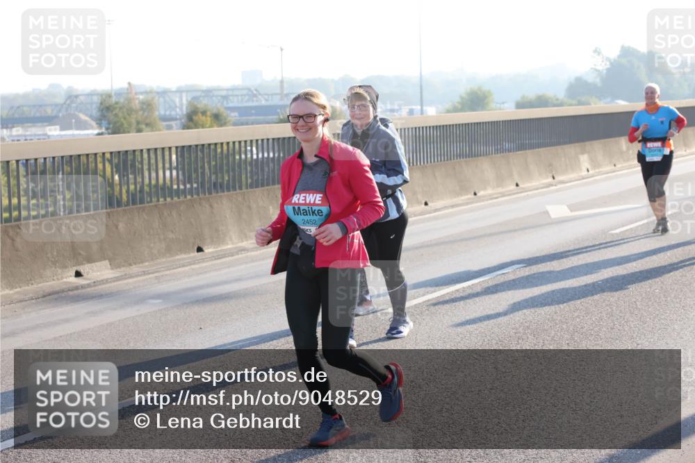 03.10.2025 - Köhlbrandbrückenlauf Lena Gebhardt http://msf.ph/oto/9048529 03.10.2025 09:30:43 Position 1 2452 meine-sportfotos.de