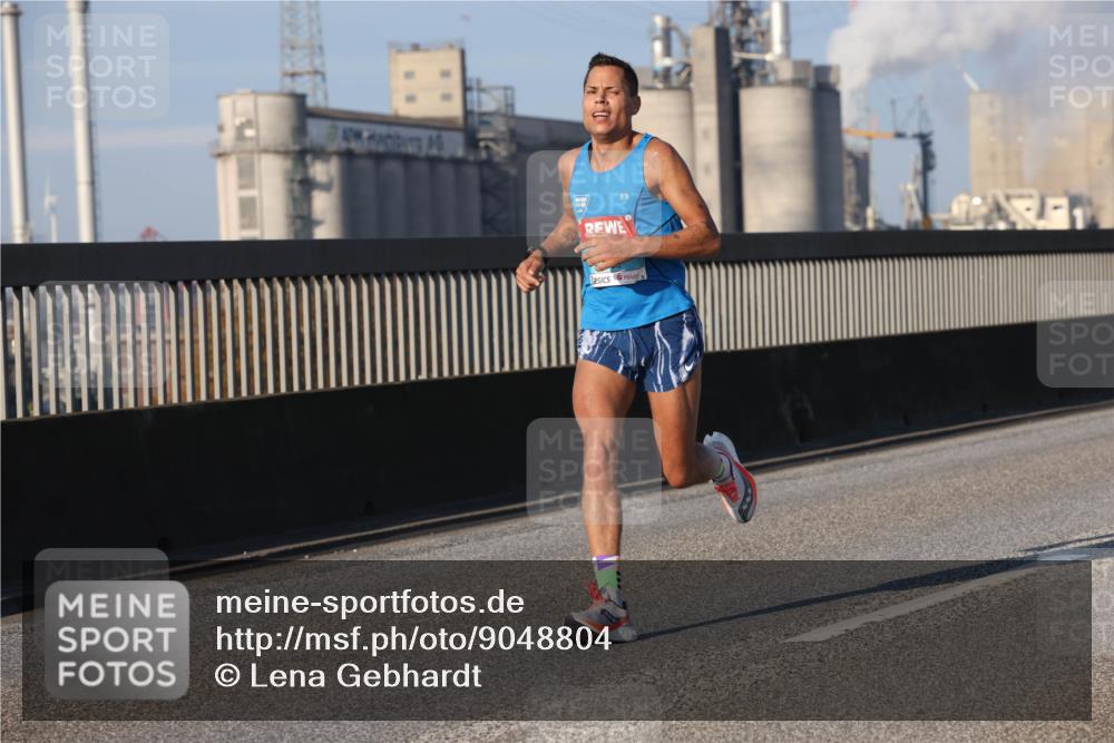 03.10.2025 - Köhlbrandbrückenlauf Lena Gebhardt http://msf.ph/oto/9048804 03.10.2025 09:31:32 Position 1  meine-sportfotos.de