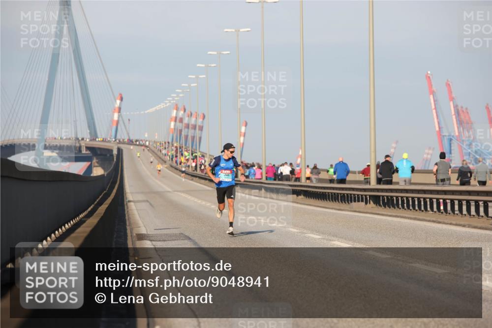 03.10.2025 - Köhlbrandbrückenlauf Lena Gebhardt http://msf.ph/oto/9048941 03.10.2025 09:32:14 Position 1  meine-sportfotos.de