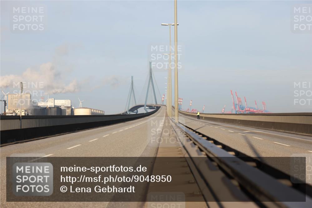 03.10.2025 - Köhlbrandbrückenlauf Lena Gebhardt http://msf.ph/oto/9048950 03.10.2025 09:07:41 Position 1  meine-sportfotos.de
